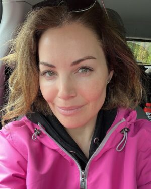Erica Durance Instagram - Before and aft pics. Getting ready for another movie!!! Thanks for the magical hair transformation my wonderful friend and stylist @jadapinka you save me over and over again 🥰🥰