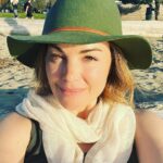 Erica Durance Instagram - The beach, the sun, and a good book. Great Wednesday night treat for this gal!! 😌
