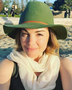 Erica Durance Instagram - The beach, the sun, and a good book.
Great Wednesday night treat for this gal!! 😌