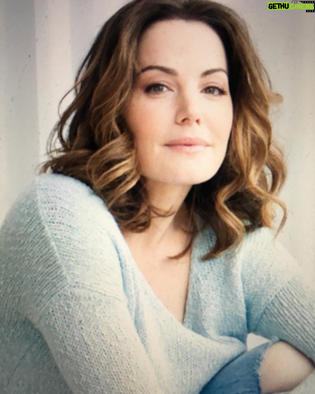 Erica Durance Instagram - Friday feeling! Kids asleep, movie with the hubby. Have a great weekend