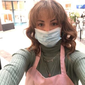 Erica Durance Instagram - That’s a wrap on another fun Christmas movie! Thanks 
#RobertVaughn @robindunne 
#christmasmovies #lifetimemovies