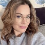 Erica Durance Instagram - Thanks @jordan_young100 for the chat!!! Loved seeing you. #scottishlovescheme @hallmarkchannel check our movie out on Friday January 12 @ 8/7c work hat off, glasses and mom hat on😘 fav job