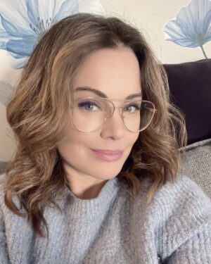Erica Durance Instagram - Thanks @jordan_young100 for the chat!!! Loved seeing you. #scottishlovescheme @hallmarkchannel check our movie out on Friday January 12 @ 8/7c work  hat off, glasses and mom hat on😘 fav job