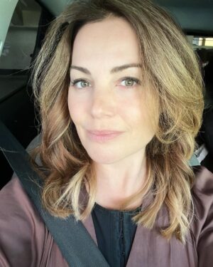 Erica Durance Instagram - Before and aft pics. Getting ready for another movie!!! Thanks for the magical hair transformation my wonderful friend and stylist @jadapinka you save me over and over again 🥰🥰