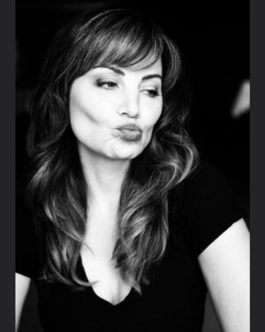 Erica Durance Instagram - Check out my new Movie #theenchantedchristmascake @lifetimetv Dec 15! At 8/7c 
co-starring @robindunne 
Directed by #RobertVaughn #itsawonderfullifetime 
Photo Credit: the beautiful, talented @farrahaviva
Check out the link in my bio for a little interview about the move (translates better in person but you’ll get the idea🤣)