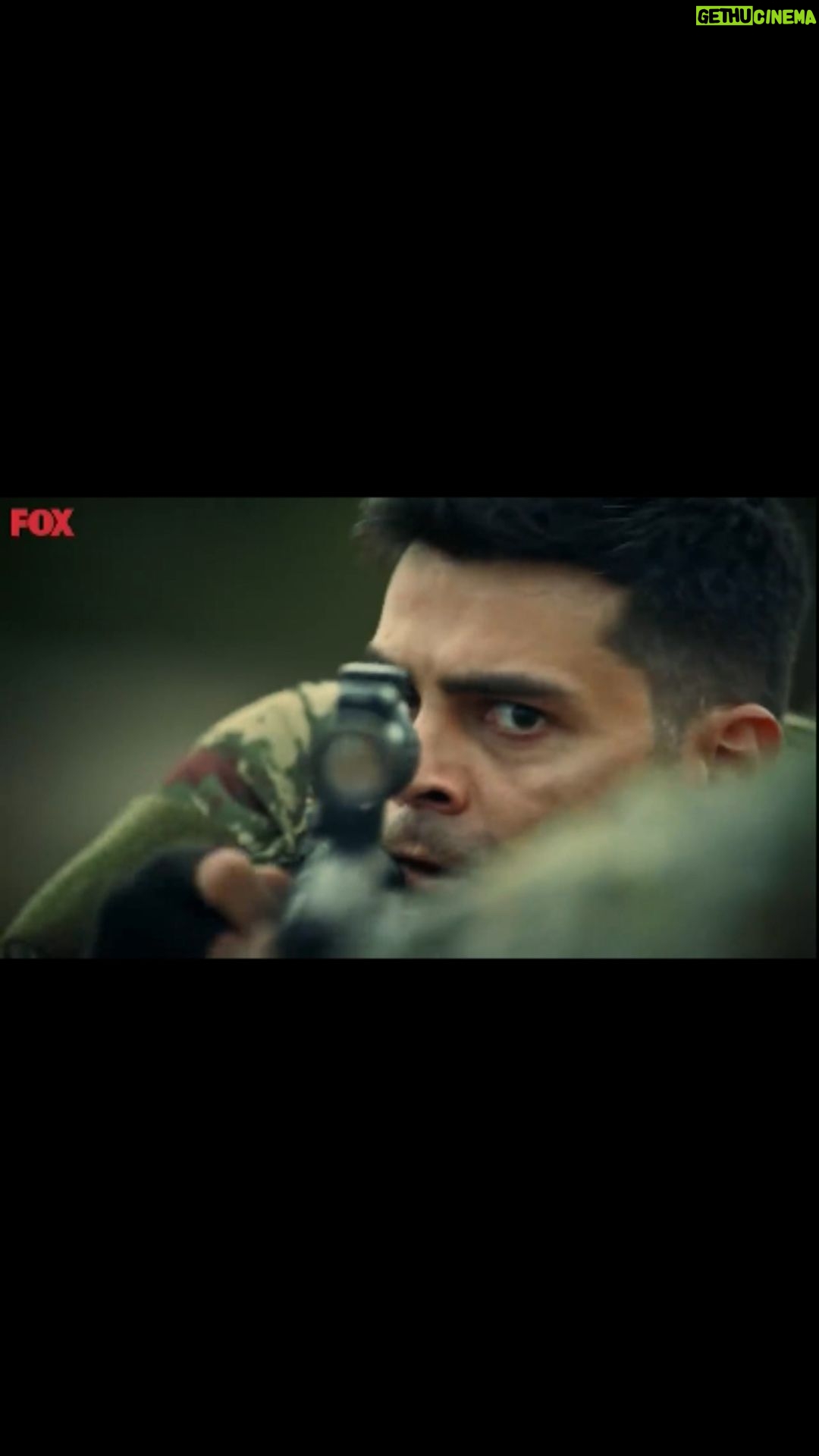 Erkan Meriç - 15.6K Likes - En son Bektas Aga coktu diz ustu.
Titrek elleriyle gererken yayi,
Her yandan bir merak sardi alayi.
Ok uctu hedefin kalbine dustu.
@foxturkiye
@savascifox
@limon_film
#savaşçı