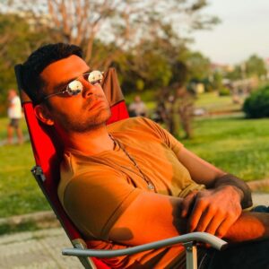 Erkan Meriç Instagram - En karanlık gece bile sona erer ve güneş tekrar doğar