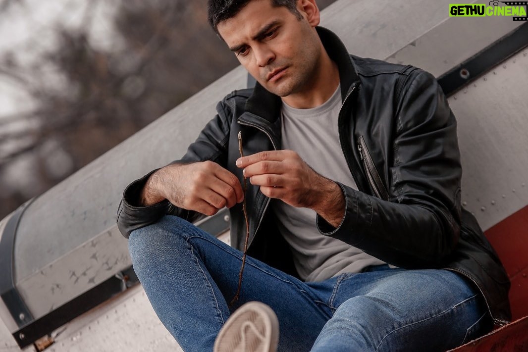 Erkan Meriç - 17.4K Likes - Acılara yürüyorum korkmuyorum 😂
Not: göbek yok bende kas onlar 💪
📸 @erkansorkun