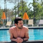 Erkan Meriç Instagram - Dizi de havuza düşmemi saymazsak yaz sezonu açıldı 🤗👊 📸 @ezgguler Longosphere
