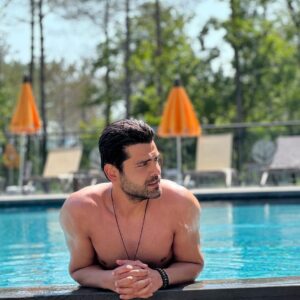 Erkan Meriç Instagram - Dizi de havuza düşmemi saymazsak yaz sezonu açıldı 🤗👊
📸 @ezgguler