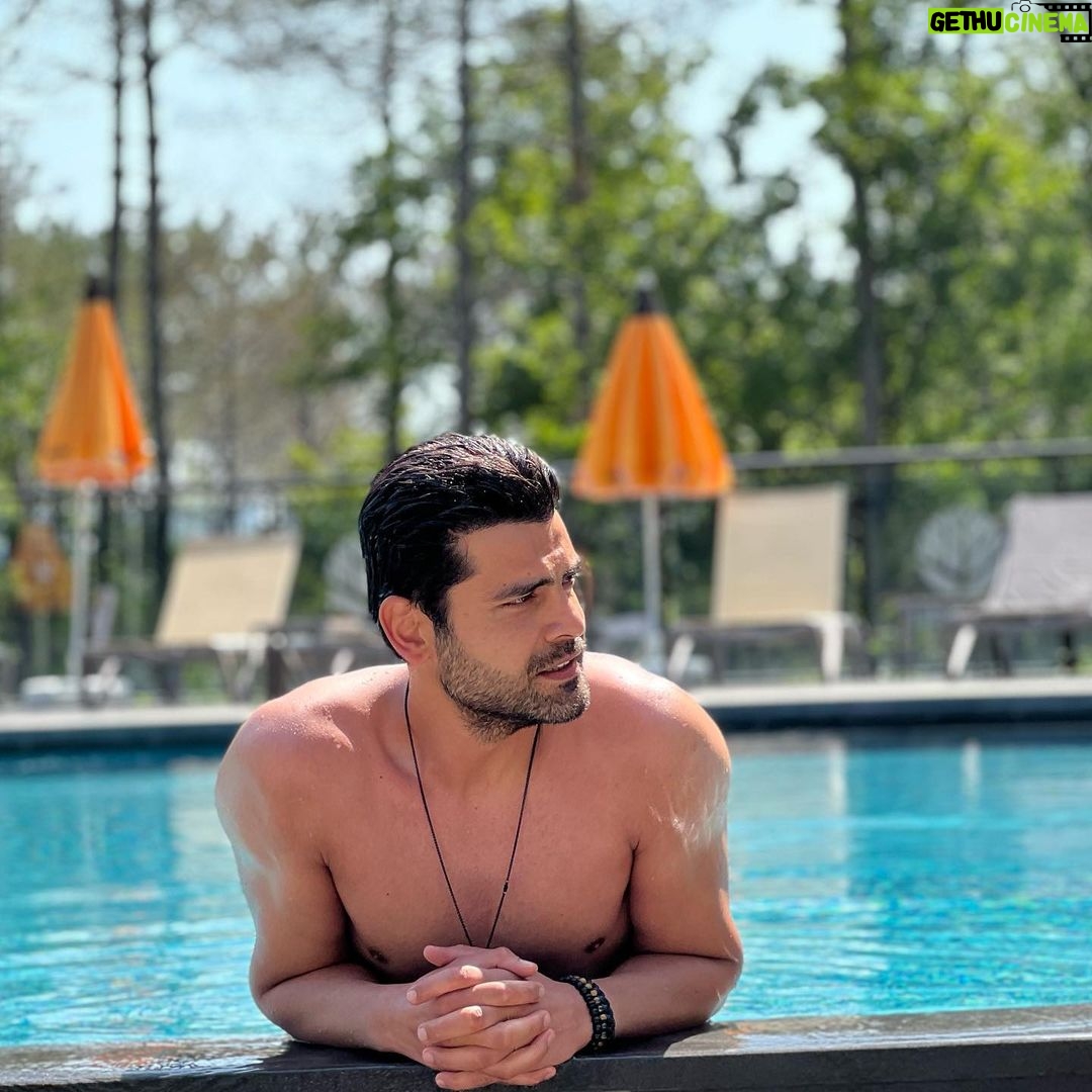 Erkan Meriç - 16.5K Likes - Dizi de havuza düşmemi saymazsak yaz sezonu açıldı 🤗👊
📸 @ezgguler