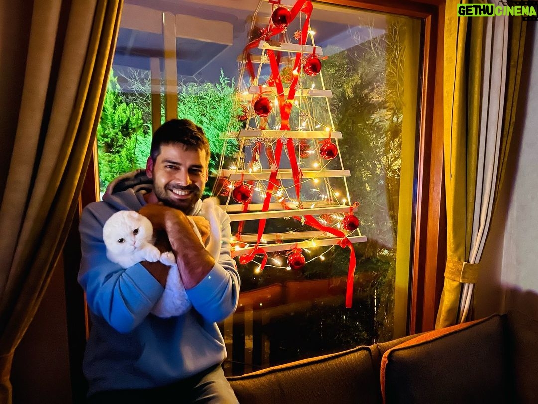 Erkan Meriç - 15.2K Likes - Eksilmeden,sağlıkla,huzurla,sevdiklerinizle daha çok anı biriktirdiğiniz, çokça sevip çokça sevildiginiz bir yıl olsun.