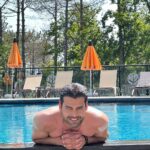 Erkan Meriç Instagram - Dizi de havuza düşmemi saymazsak yaz sezonu açıldı 🤗👊 📸 @ezgguler Longosphere