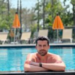 Erkan Meriç Instagram - Dizi de havuza düşmemi saymazsak yaz sezonu açıldı 🤗👊 📸 @ezgguler Longosphere