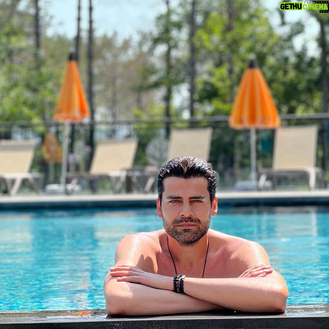 Erkan Meriç - 16.5K Likes - Dizi de havuza düşmemi saymazsak yaz sezonu açıldı 🤗👊
📸 @ezgguler