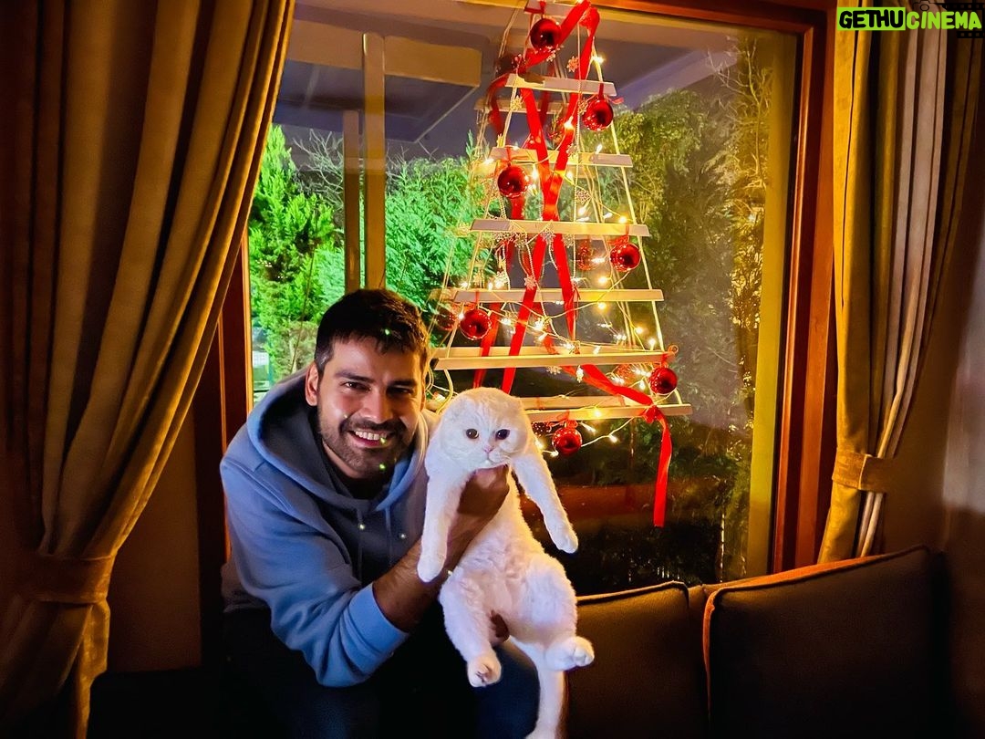 Erkan Meriç - 15.2K Likes - Eksilmeden,sağlıkla,huzurla,sevdiklerinizle daha çok anı biriktirdiğiniz, çokça sevip çokça sevildiginiz bir yıl olsun.