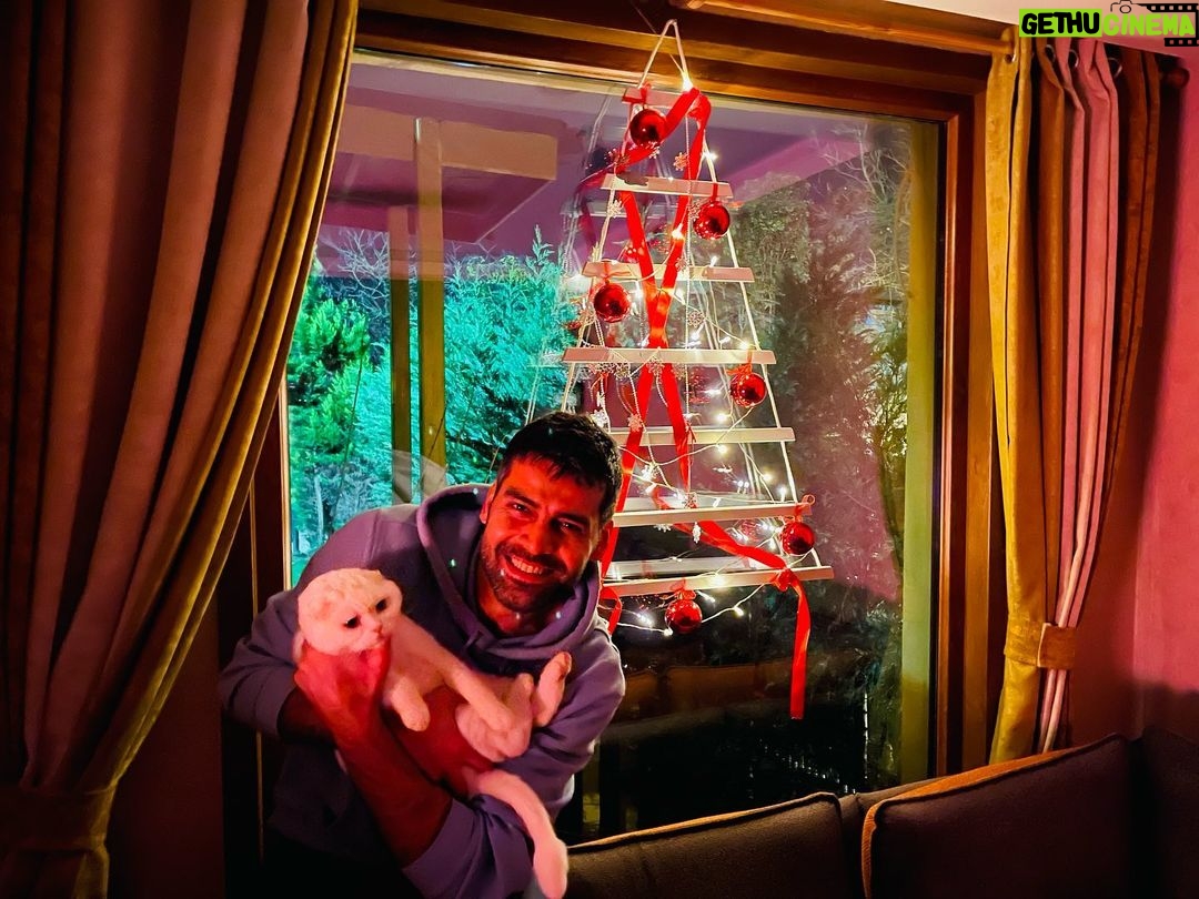 Erkan Meriç - 15.2K Likes - Eksilmeden,sağlıkla,huzurla,sevdiklerinizle daha çok anı biriktirdiğiniz, çokça sevip çokça sevildiginiz bir yıl olsun.