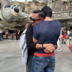Ernesto D'Alessio Instagram - Nunca nunca se me va a olvidar este día, tu cara, tu sonrisa enorme, tus ojos que expresaban un asombro tan grande que ningún niño tenía en ese momento “Miren, es el Millennium Falcon, me lo quiero llevar a mi casa” y entre sonrisa y lágrimas de alegría me abrazaste. Wooow, que corazón tal bello tienes, solamente quieres divertirte cómo lo hace un niño. Dios te siga bendiciendo, mi amigo, mi hermano, mi protector, mi confidente, mi héroe, el hombro en el que he podido llorar muchas veces. Feliz cumpleaños, te amo profundamente. ❤️🌹
