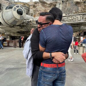 Ernesto D'Alessio Instagram - Nunca nunca se me va a olvidar este día, tu cara, tu sonrisa enorme, tus ojos que expresaban un asombro tan grande que ningún niño tenía en ese momento “Miren, es el Millennium Falcon, me lo quiero llevar a mi casa” y entre sonrisa y lágrimas de alegría me abrazaste. Wooow, que corazón tal bello tienes, solamente quieres divertirte cómo lo hace un niño. Dios te siga bendiciendo, mi amigo, mi hermano, mi protector, mi confidente, mi héroe, el hombro en el que he podido llorar muchas veces. Feliz cumpleaños, te amo profundamente. ❤️🌹