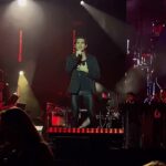 Ernesto D'Alessio Instagram - ¡Bienvenidos a la noche del #GraciasTour y qué mejor que con la inigualable voz y talento de @ernestodalessio en el escenario de esta noche!🖤✨