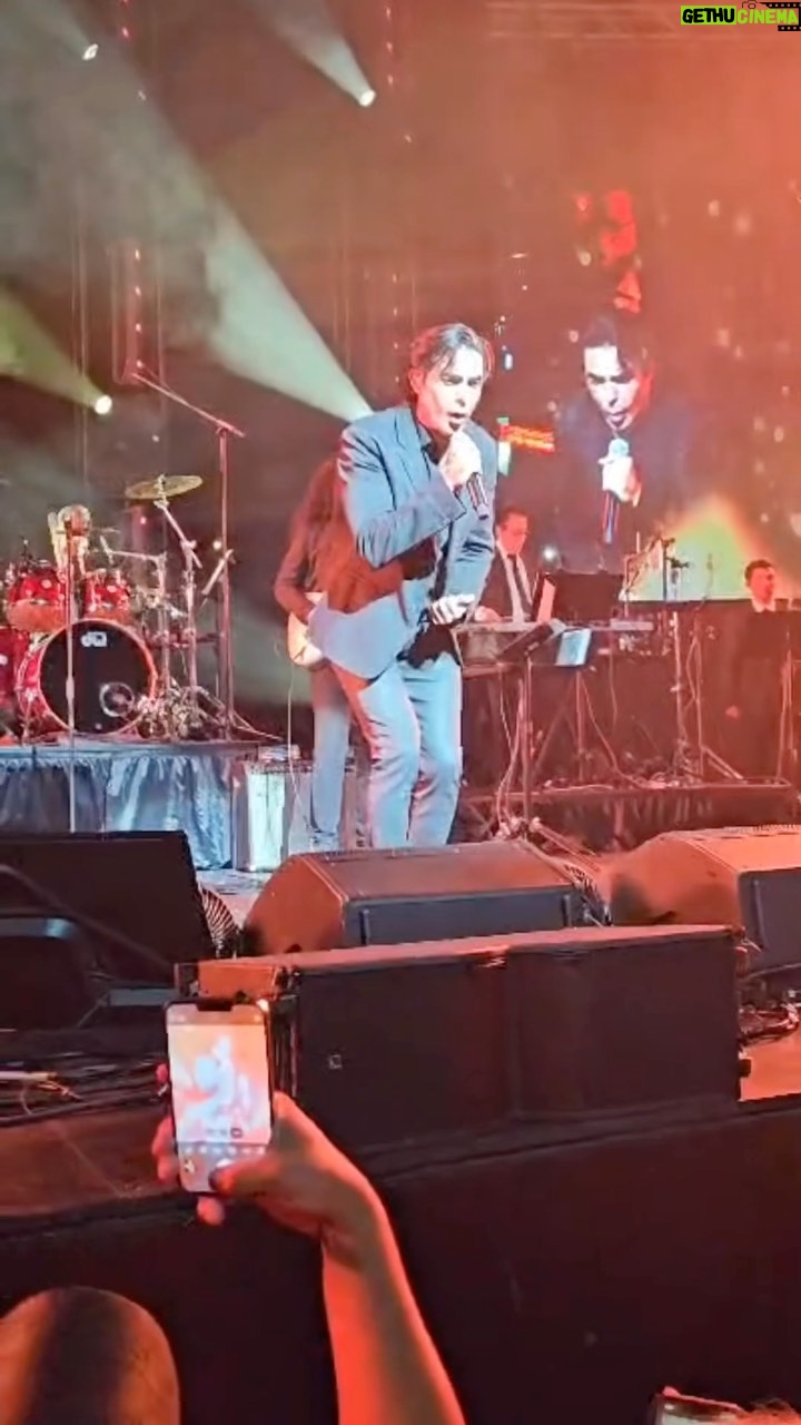 Ernesto D'Alessio Instagram - Amor 🌹 (Contigo me da igual) #GraciasTour #Chicago