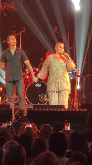 Ernesto D'Alessio Instagram - ¡Esto es Ni Guerra, Ni Paz con todo nuestro cariño, gracias por estar aquí esta noche! ❤️🌹✨@ernestodalessio