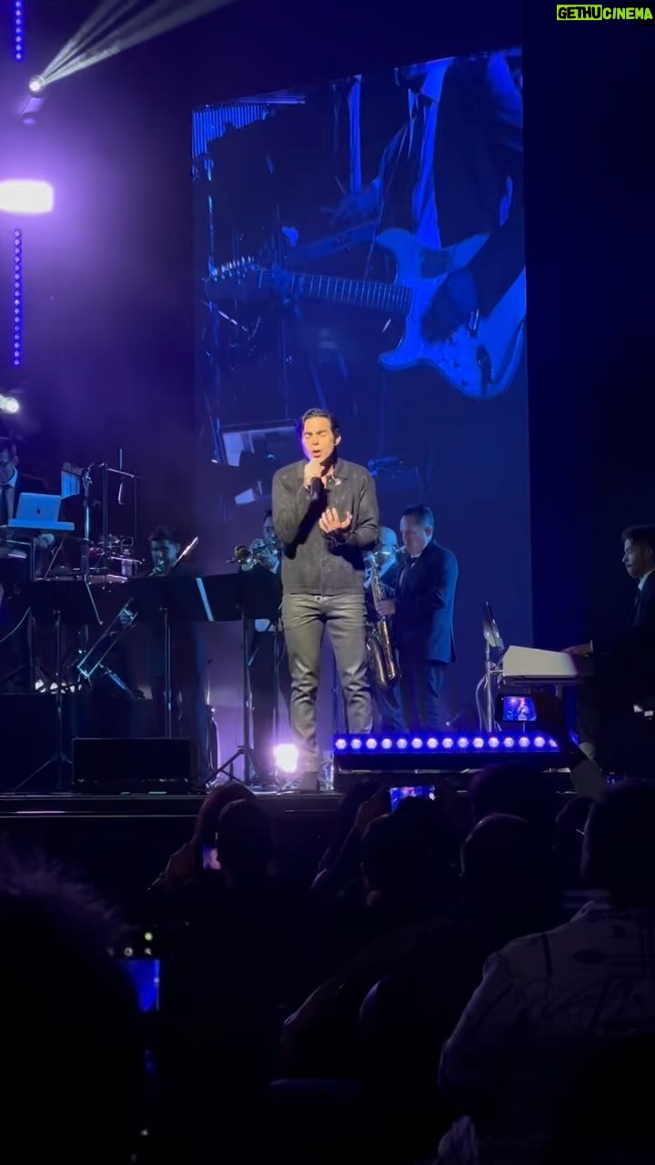 Ernesto D'Alessio Instagram - ¡Gracias @ernestodalessio por deleitarnos con tú talento una vez más en LOS ÁNGELES esta noche tan especial!🌹😮💨