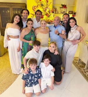 Ernesto D'Alessio Instagram - Dios les bendiga enormemente 🎁🌹💫