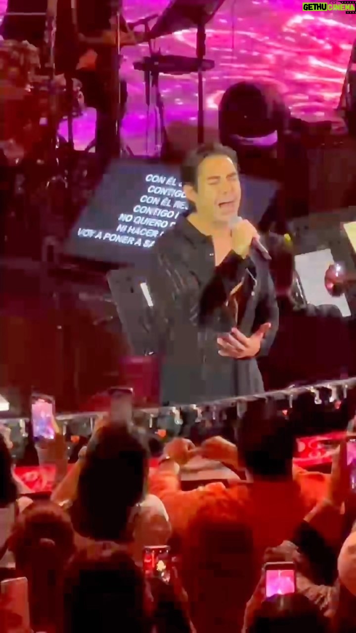 Ernesto D'Alessio Instagram - ¡Inicia la noche del #GraciasTour con nuestro querido @ernestodalessio! Gracias por ser parte de esta última velada de nuestra querida @soylupitadalessio.🖤