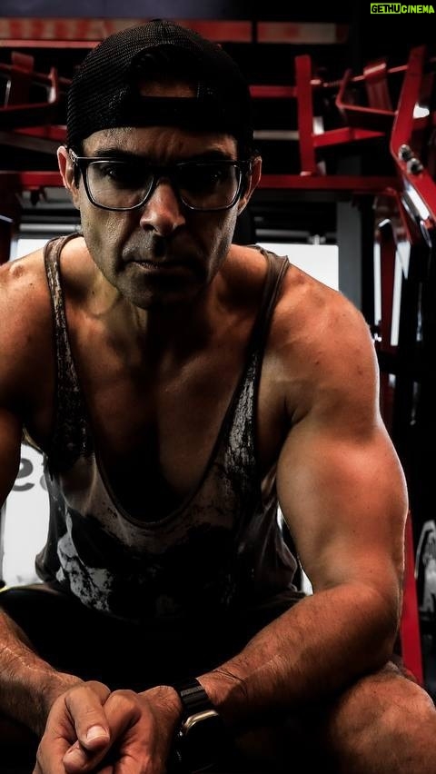 Ernesto D'Alessio Instagram - Discipline 🆚 Regret #saturdayvibes