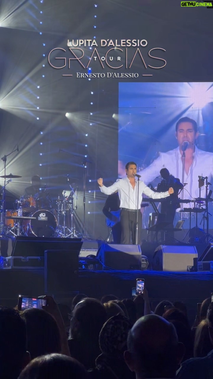 Ernesto D'Alessio Instagram - ¡Comienza la noche del #GraciasTour con la presencia de nuestro invitado especial @ernestodalessio, gracias Torreón por recibirnos! 🌹✨