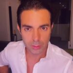 Ernesto D'Alessio Instagram - #Namaste #quieneslamascara 🙏🏽