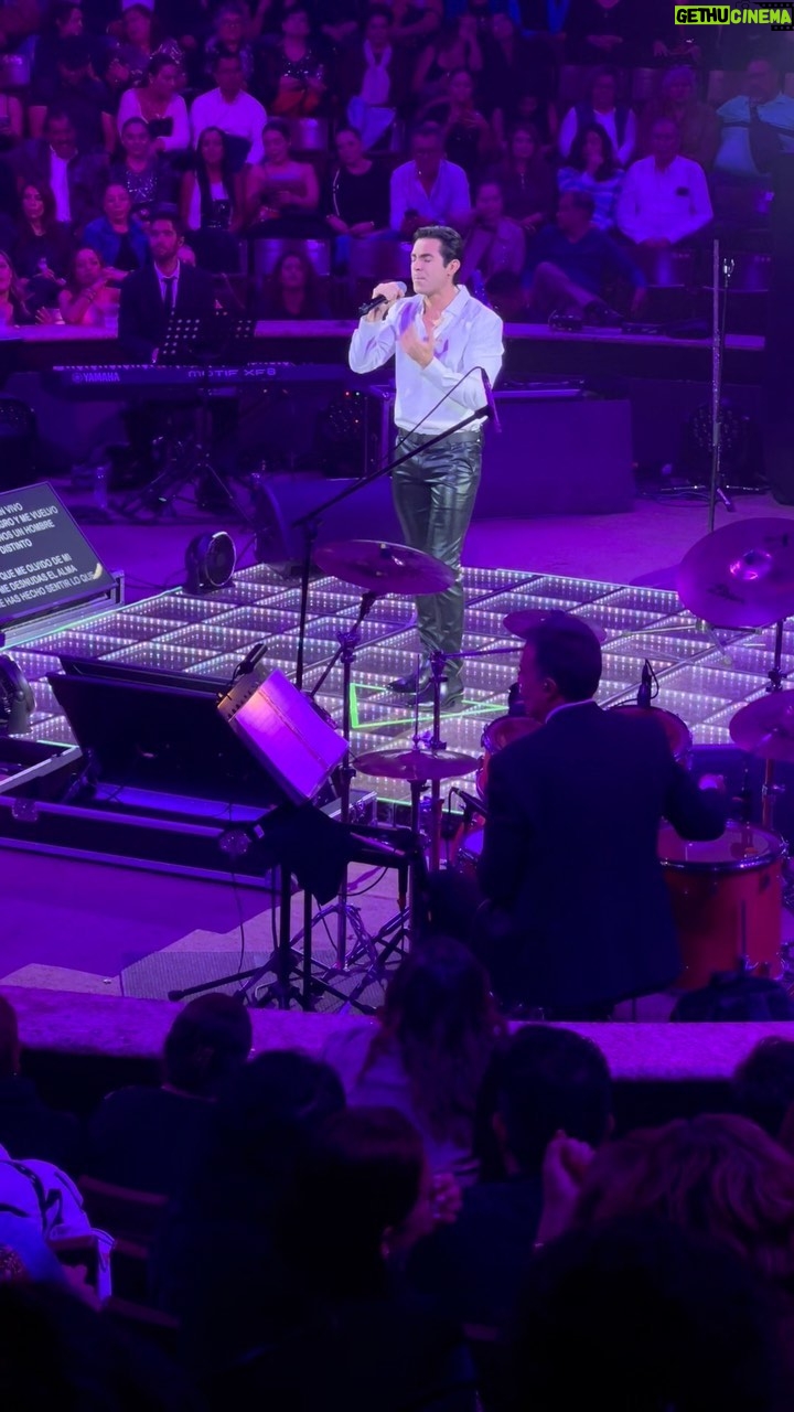 Ernesto D'Alessio Instagram - ¡Comienza la noche del #GraciasTour con el gran talento de @ernestodalessio , estamos muy felices de poder estar con ustedes por ÚLTIMA VEZ en Aguascalientes! 🌹✨