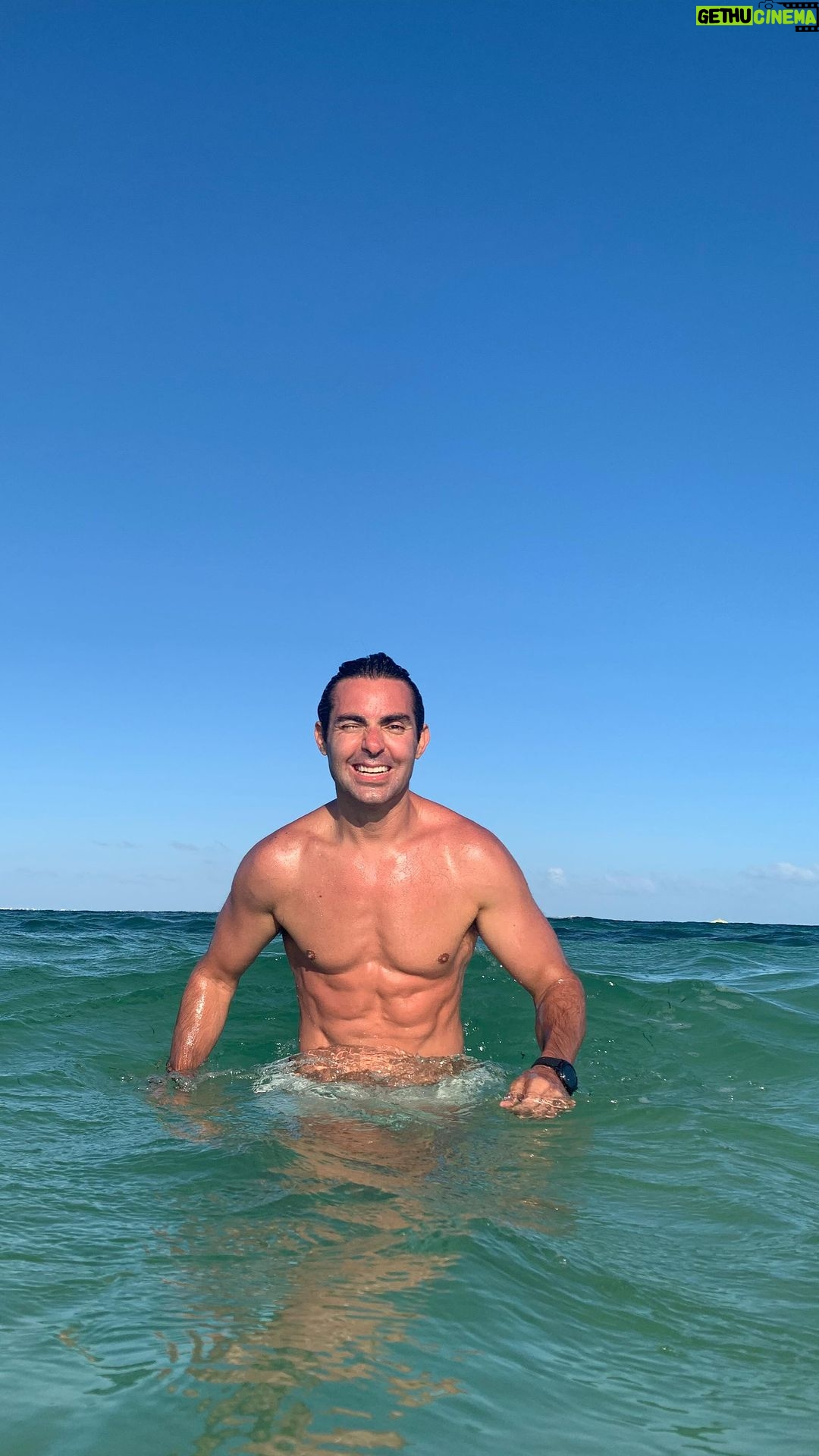 Ernesto D'Alessio Instagram - La fuerza y el crecimiento sólo se obtienen mediante el esfuerzo y la lucha continua. #sundayfunday 🏋️♀️