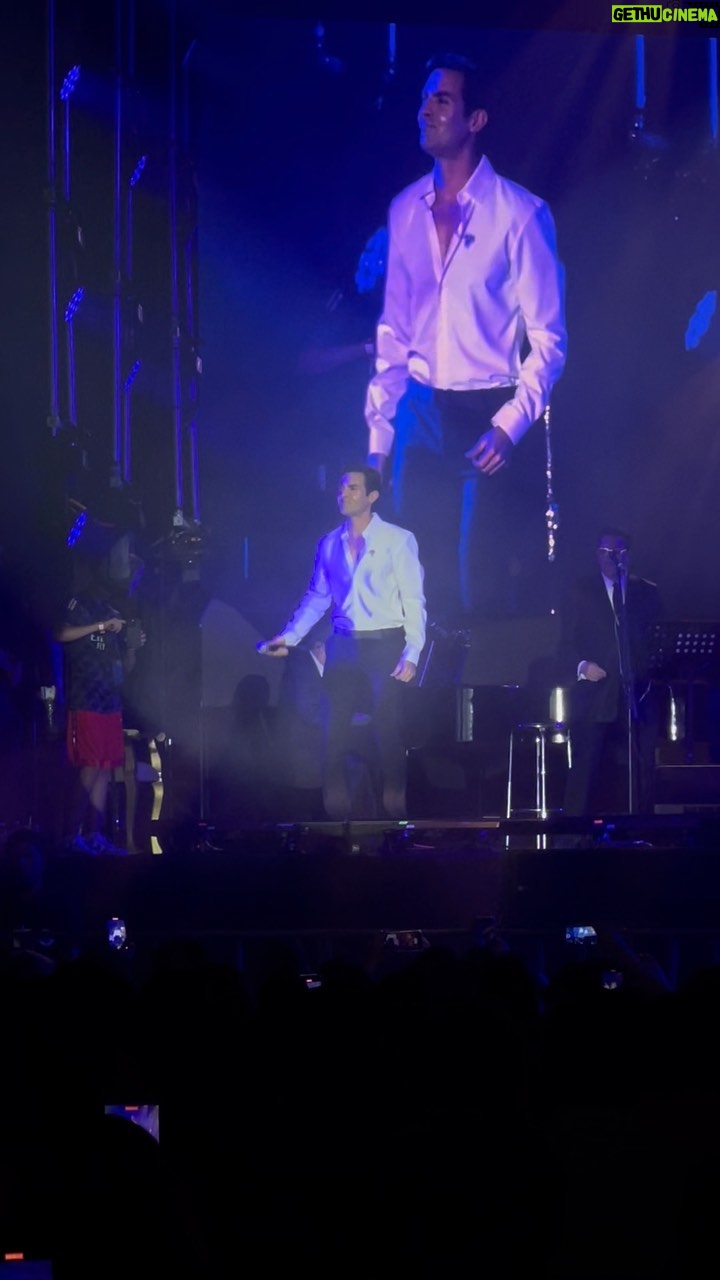 Ernesto D'Alessio Instagram - ¡En esta noche del #GraciasTour no podía faltar el talento de nuestro querido @ernestodalessio que sin duda ha sido una pieza clave en esta despedida!🖤🙌🏻