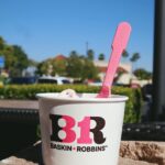 Erol Instagram - ⠀ 想要跟冰淇淋一起融化在日子裡。 第一次吃Baskin Robbins 是在韓國 在機場、街邊都能看見分店，以為是韓國品牌 後來終於在台灣也能吃到了 那時候在高雄當陪練選手，不能常回家錢也不多 休假的時候會去31冰淇淋選兩球最喜歡的口味 對那時候的我來說就很快樂了 以至於後來比賽有好成績，都直接買半加侖回家狂嗑 昨天回家前，發現家裡附近有開一間 很激動的跟友人說：這裡居然有Baskin Robbins！ 朋友無奈的說：這是美國加州的品牌這裡當然會有👀 好的，我這才迷迷糊糊弄清楚它的身世 一樣選兩球最愛的口味，但好像沒有記憶中那麼好吃 美國的比較不好吃？還是長大後口味都會變？ 最後想到一個合理的解釋，我的日子已經慢慢變甜了，很多時候都能感覺到快樂 上衣 @hiddenlab.official #icecream #baskinrobbins #goodvibes California, USA