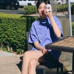 Erol Instagram - ⠀ 想要跟冰淇淋一起融化在日子裡。 第一次吃Baskin Robbins 是在韓國 在機場、街邊都能看見分店，以為是韓國品牌 後來終於在台灣也能吃到了 那時候在高雄當陪練選手，不能常回家錢也不多 休假的時候會去31冰淇淋選兩球最喜歡的口味 對那時候的我來說就很快樂了 以至於後來比賽有好成績，都直接買半加侖回家狂嗑 昨天回家前，發現家裡附近有開一間 很激動的跟友人說：這裡居然有Baskin Robbins！ 朋友無奈的說：這是美國加州的品牌這裡當然會有👀 好的，我這才迷迷糊糊弄清楚它的身世 一樣選兩球最愛的口味，但好像沒有記憶中那麼好吃 美國的比較不好吃？還是長大後口味都會變？ 最後想到一個合理的解釋，我的日子已經慢慢變甜了，很多時候都能感覺到快樂 上衣 @hiddenlab.official #icecream #baskinrobbins #goodvibes California, USA