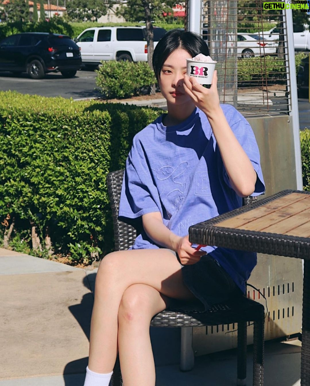 Erol Instagram - ⠀ 想要跟冰淇淋一起融化在日子裡。 第一次吃Baskin Robbins 是在韓國 在機場、街邊都能看見分店,以為是韓國品牌 後來終於在台灣也能吃到了 那時候在高雄當陪練選手,不能常回家錢也不多 休假的時候會去31冰淇淋選兩球最喜歡的口味 對那時候的我來說就很快樂了 以至於後來比賽有好成績,都直接買半加侖回家狂嗑 昨天回家前,發現家裡附近有開一間 很激動的跟友人說:這裡居然有Baskin Robbins! 朋友無奈的說:這是美國加州的品牌這裡當然會有👀 好的,我這才迷迷糊糊弄清楚它的身世 一樣選兩球最愛的口味,但好像沒有記憶中那麼好吃 美國的比較不好吃?還是長大後口味都會變? 最後想到一個合理的解釋,我的日子已經慢慢變甜了,很多時候都能感覺到快樂 上衣 @hiddenlab.official #icecream #baskinrobbins #goodvibes California, USA