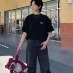 Erol Instagram - 對Vegas 的印象就是法外之地、喪屍之城 所有印象中不合法的事情在那邊一切那麼自然 全美幾乎只有Vegas 能夠邊走邊喝酒 其他州甚至在公共場所 有拆封的酒瓶就算違法 或過了午夜12點就不販賣酒精 在Vegas 隨時可以遇到嗑藥嗑high的人 那種迷離的眼神 跟靈魂不在世界上的感覺 這次我在可樂世界拍照的時候，就有一位大叔慢慢朝我的方向走來，我就想等他路過再拍吧 結果他老人家 直接停住不走了 眼睛完全不對焦 就只是站在那裡 看不懂他要幹麻 又或者在路邊的草皮看到有人在睡覺 看到的當下想：酒精還沒退到底喝到幾點 都穿戴整齊、衣服乾淨 看就知道不是乞丐 除了黃賭毒以外 受女生歡迎的項目也很多 每間高檔飯店都會有一線精品入駐 大家想得到的、想不到的品牌應有盡有 飯店內也有自己美髮、美妝、SPA、高空泳池、夜店 在早上9、10點看不到什麼人 （更早我就不知道了 每次去都下午才醒 晚上大家才會出現，就像人類突然集體復活的感覺 大家都打扮的很華麗很有精神 總之想暫時脫離一下現實好好放縱的人 實在很適合 （我的首圖有私心大家看的出來是什麼嗎 #lasvegas #vegas #daily #chillvibes Vegas Baby