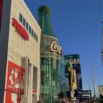 Erol Instagram - 對Vegas 的印象就是法外之地、喪屍之城 所有印象中不合法的事情在那邊一切那麼自然 全美幾乎只有Vegas 能夠邊走邊喝酒 其他州甚至在公共場所 有拆封的酒瓶就算違法 或過了午夜12點就不販賣酒精 在Vegas 隨時可以遇到嗑藥嗑high的人 那種迷離的眼神 跟靈魂不在世界上的感覺 這次我在可樂世界拍照的時候，就有一位大叔慢慢朝我的方向走來，我就想等他路過再拍吧 結果他老人家 直接停住不走了 眼睛完全不對焦 就只是站在那裡 看不懂他要幹麻 又或者在路邊的草皮看到有人在睡覺 看到的當下想：酒精還沒退到底喝到幾點 都穿戴整齊、衣服乾淨 看就知道不是乞丐 除了黃賭毒以外 受女生歡迎的項目也很多 每間高檔飯店都會有一線精品入駐 大家想得到的、想不到的品牌應有盡有 飯店內也有自己美髮、美妝、SPA、高空泳池、夜店 在早上9、10點看不到什麼人 （更早我就不知道了 每次去都下午才醒 晚上大家才會出現，就像人類突然集體復活的感覺 大家都打扮的很華麗很有精神 總之想暫時脫離一下現實好好放縱的人 實在很適合 （我的首圖有私心大家看的出來是什麼嗎 #lasvegas #vegas #daily #chillvibes Vegas Baby