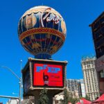 Erol Instagram - 對Vegas 的印象就是法外之地、喪屍之城 所有印象中不合法的事情在那邊一切那麼自然 全美幾乎只有Vegas 能夠邊走邊喝酒 其他州甚至在公共場所 有拆封的酒瓶就算違法 或過了午夜12點就不販賣酒精 在Vegas 隨時可以遇到嗑藥嗑high的人 那種迷離的眼神 跟靈魂不在世界上的感覺 這次我在可樂世界拍照的時候，就有一位大叔慢慢朝我的方向走來，我就想等他路過再拍吧 結果他老人家 直接停住不走了 眼睛完全不對焦 就只是站在那裡 看不懂他要幹麻 又或者在路邊的草皮看到有人在睡覺 看到的當下想：酒精還沒退到底喝到幾點 都穿戴整齊、衣服乾淨 看就知道不是乞丐 除了黃賭毒以外 受女生歡迎的項目也很多 每間高檔飯店都會有一線精品入駐 大家想得到的、想不到的品牌應有盡有 飯店內也有自己美髮、美妝、SPA、高空泳池、夜店 在早上9、10點看不到什麼人 （更早我就不知道了 每次去都下午才醒 晚上大家才會出現，就像人類突然集體復活的感覺 大家都打扮的很華麗很有精神 總之想暫時脫離一下現實好好放縱的人 實在很適合 （我的首圖有私心大家看的出來是什麼嗎 #lasvegas #vegas #daily #chillvibes Vegas Baby