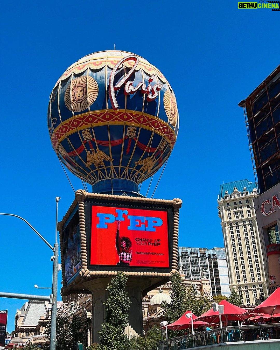 Erol Instagram - 對Vegas 的印象就是法外之地、喪屍之城 所有印象中不合法的事情在那邊一切那麼自然 全美幾乎只有Vegas 能夠邊走邊喝酒 其他州甚至在公共場所 有拆封的酒瓶就算違法 或過了午夜12點就不販賣酒精 在Vegas 隨時可以遇到嗑藥嗑high的人 那種迷離的眼神 跟靈魂不在世界上的感覺 這次我在可樂世界拍照的時候,就有一位大叔慢慢朝我的方向走來,我就想等他路過再拍吧 結果他老人家 直接停住不走了 眼睛完全不對焦 就只是站在那裡 看不懂他要幹麻 又或者在路邊的草皮看到有人在睡覺 看到的當下想:酒精還沒退到底喝到幾點 都穿戴整齊、衣服乾淨 看就知道不是乞丐 除了黃賭毒以外 受女生歡迎的項目也很多 每間高檔飯店都會有一線精品入駐 大家想得到的、想不到的品牌應有盡有 飯店內也有自己美髮、美妝、SPA、高空泳池、夜店 在早上9、10點看不到什麼人 (更早我就不知道了 每次去都下午才醒 晚上大家才會出現,就像人類突然集體復活的感覺 大家都打扮的很華麗很有精神 總之想暫時脫離一下現實好好放縱的人 實在很適合 (我的首圖有私心大家看的出來是什麼嗎 #lasvegas #vegas #daily #chillvibes Vegas Baby