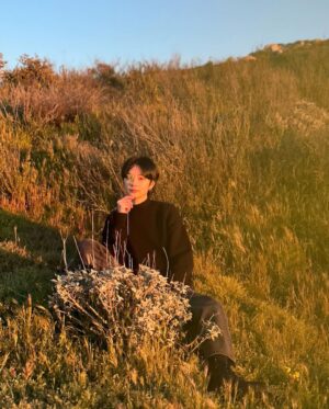 Erol Instagram - ⠀
世界太安靜的時候我在想
人類努力進化那麼久，到最後還不是成為了只要被愛就會開心的小動物

可以離開都市 離開山 離開海
但總離不開愛

上衣 @xyostudio 
#lifestyle #mountains #travel #ootd #nature