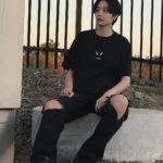 Erol Instagram - ⠀ 我以為很快就能見面，所以那天沒有好好告別。 有時候人與人的關係好像坐過站的列車 當妳發現的時候已經物是人非 也會感嘆無法修補回最初的狀態 被時間推著向前的同時我們學會更勇敢 該來的都在路上，會遇到些驚喜的意外、浪漫的風景、美好的人、溫柔的對待 為了給大家看日落的美好 最後一張我豁出去了🫠🫠 #lifestyle #sunset #ootd