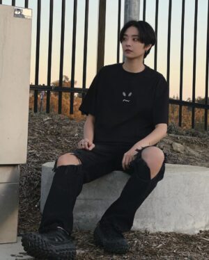 Erol Instagram - ⠀
我以為很快就能見面，所以那天沒有好好告別。

有時候人與人的關係好像坐過站的列車
當妳發現的時候已經物是人非
也會感嘆無法修補回最初的狀態
被時間推著向前的同時我們學會更勇敢

該來的都在路上，會遇到些驚喜的意外、浪漫的風景、美好的人、溫柔的對待

為了給大家看日落的美好
最後一張我豁出去了🫠🫠

#lifestyle #sunset #ootd