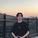 Erol Instagram - ⠀ 我以為很快就能見面，所以那天沒有好好告別。 有時候人與人的關係好像坐過站的列車 當妳發現的時候已經物是人非 也會感嘆無法修補回最初的狀態 被時間推著向前的同時我們學會更勇敢 該來的都在路上，會遇到些驚喜的意外、浪漫的風景、美好的人、溫柔的對待 為了給大家看日落的美好 最後一張我豁出去了🫠🫠 #lifestyle #sunset #ootd