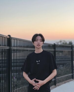 Erol Instagram - ⠀
我以為很快就能見面，所以那天沒有好好告別。

有時候人與人的關係好像坐過站的列車
當妳發現的時候已經物是人非
也會感嘆無法修補回最初的狀態
被時間推著向前的同時我們學會更勇敢

該來的都在路上，會遇到些驚喜的意外、浪漫的風景、美好的人、溫柔的對待

為了給大家看日落的美好
最後一張我豁出去了🫠🫠

#lifestyle #sunset #ootd