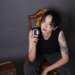 Erol Instagram - ⠀ YSL總不讓人失望，皮革黑氣墊換上NIKI抓皺皮革 搭配全霧黑 Cassandra LOGO，拿在手上就像迷你YSL NIKI包，自帶復古酷帥氣場，太適合我這種酷哥 8/31全台正式上市，超級限量必須搶吧！ Photo by @joshua.w0411 #ysl氣墊 #氣墊粉餅