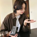 Erol Instagram - ⠀ 大部分女生都會有睡醒臉水腫的困擾 我也不例外，尤其工作內容需要面對鏡頭 喝黑咖啡是蠻多人消水腫的選擇 但我胃不太好起床就喝黑咖啡有點刺激 想起做臉的店家都會泡黑豆茶，說是能消水腫、排毒就決定在家試試看 選了自產自銷不添加防腐劑的小農品牌幸福千千歲 打開包裝時淡淡的豆香味飄出來 很快就喜歡上這味道，順著茶中自然清香味不知不覺就喝完整杯，持續喝了幾天後發現睡眠品質竟然變好(´⊙ω⊙`)算是意外的收穫吧 推薦給喜歡舒服清香味的朋友，讓它陪伴你每個日常 #幸福千千歲 #幸福千千歲黑豆茶 #幸福千千歲黑豆茶食禮盒 #美食