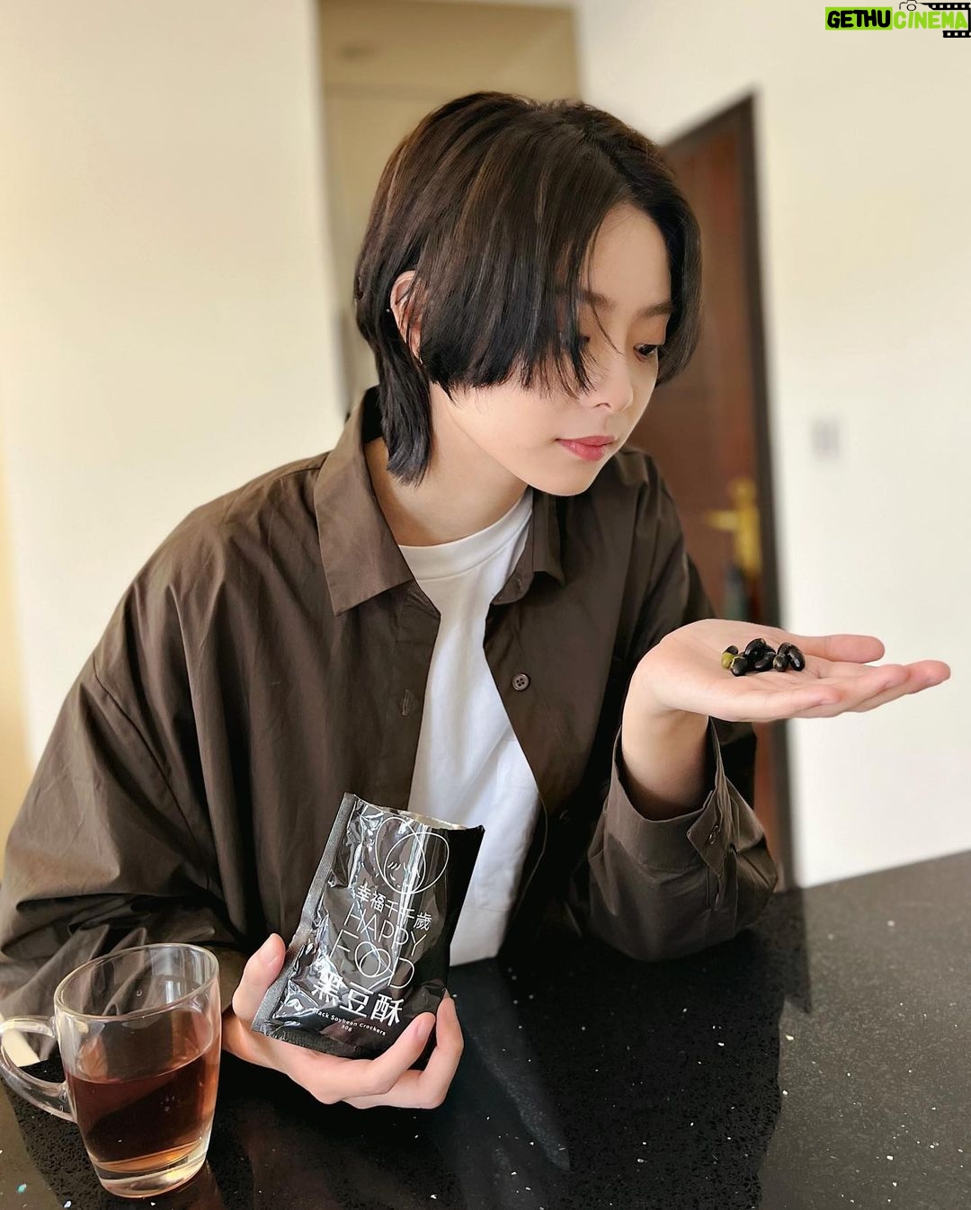 Erol Instagram - ⠀ 大部分女生都會有睡醒臉水腫的困擾 我也不例外,尤其工作內容需要面對鏡頭 喝黑咖啡是蠻多人消水腫的選擇 但我胃不太好起床就喝黑咖啡有點刺激 想起做臉的店家都會泡黑豆茶,說是能消水腫、排毒就決定在家試試看 選了自產自銷不添加防腐劑的小農品牌幸福千千歲 打開包裝時淡淡的豆香味飄出來 很快就喜歡上這味道,順著茶中自然清香味不知不覺就喝完整杯,持續喝了幾天後發現睡眠品質竟然變好(´⊙ω⊙`)算是意外的收穫吧 推薦給喜歡舒服清香味的朋友,讓它陪伴你每個日常 #幸福千千歲 #幸福千千歲黑豆茶 #幸福千千歲黑豆茶食禮盒 #美食
